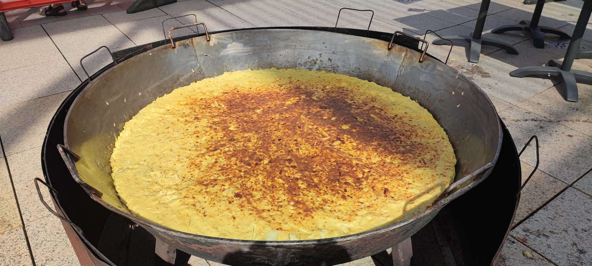 Paellas de pollo campero a la leña